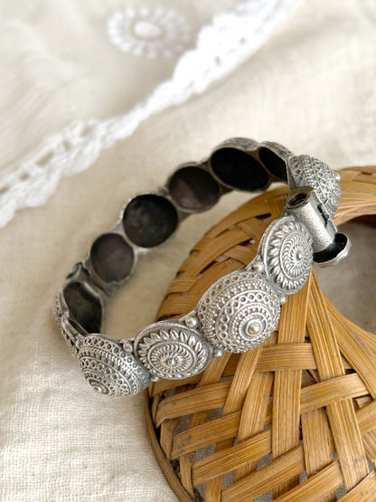 Sakhi Silver Oxidized Kada Bangle