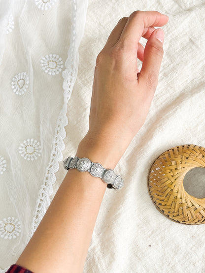 Sakhi Silver Oxidized Kada Bangle